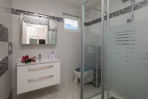 A8 - Modern apt With Terrace, 3 min Walk to Beach