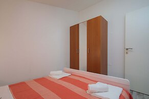 A8 - Modern apt With Terrace, 3 min Walk to Beach