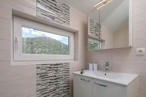 A8 - Modern apt With Terrace, 3 min Walk to Beach