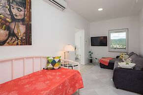 A8 - Modern apt With Terrace, 3 min Walk to Beach