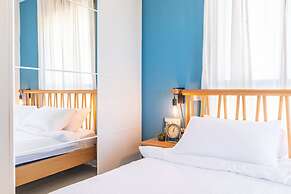 Stylish Seaside Escape with Balcony by Sea N' Rent