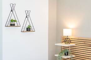 Stylish Seaside Escape with Balcony by Sea N' Rent