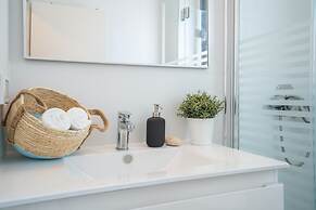 Stylish Seaside Escape with Balcony by Sea N' Rent