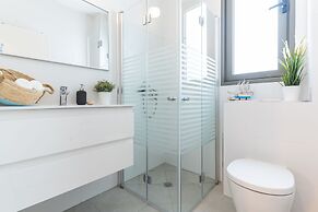 Stylish Seaside Escape with Balcony by Sea N' Rent