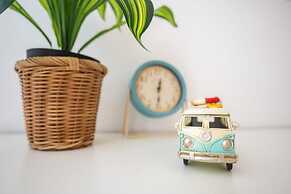 Stylish Seaside Escape with Balcony by Sea N' Rent