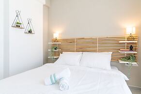 Stylish Seaside Escape with Balcony by Sea N' Rent