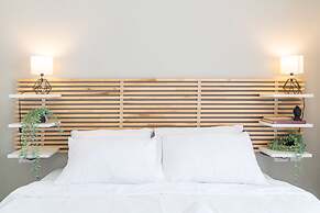 Stylish Seaside Escape with Balcony by Sea N' Rent