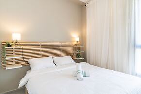 Stylish Seaside Escape with Balcony by Sea N' Rent