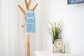 Stylish Seaside Escape with Balcony by Sea N' Rent