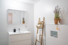 Stylish Seaside Escape with Balcony by Sea N' Rent