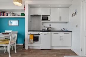 Swn Y Tonnau - Sea Front Apartment Spectacular Sea Views Parking Direc