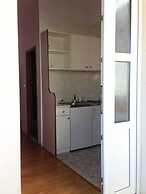 A2 - apt w Patio, Just 3 min Walking to the Beach