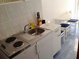 A1 - apt w Patio, Just 3 min Walking to the Beach