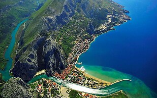 A1 - apt w Patio, Just 3 min Walking to the Beach