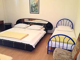 A1 - apt w Patio, Just 3 min Walking to the Beach