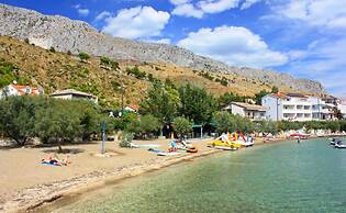 A1 - apt w Patio, Just 3 min Walking to the Beach