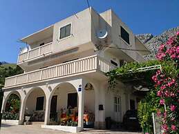 A1 - apt w Patio, Just 3 min Walking to the Beach