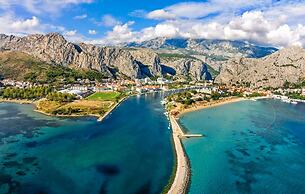 A1 - apt w Patio, Just 3 min Walking to the Beach