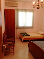 A3 - apt w. Patio, 3 min Walking From the Beach