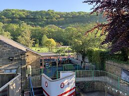 Hebden Bridge - House - Sleeps 8 - Pet Friendly