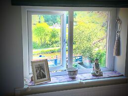 Hebden Bridge - House - Sleeps 8 - Pet Friendly