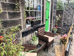 Hebden Bridge - House - Sleeps 8 - Pet Friendly