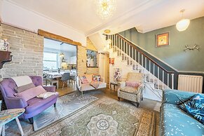 Hebden Bridge - House - Sleeps 8 - Pet Friendly