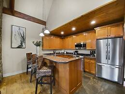 Westridge Chalet 4 Bedroom Townhouse by RedAwning