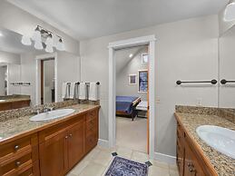 Westridge Chalet 4 Bedroom Townhouse by RedAwning