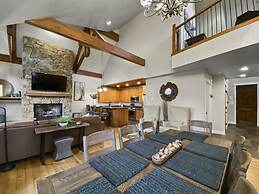 Westridge Chalet 4 Bedroom Townhouse by RedAwning