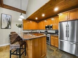 Westridge Chalet 4 Bedroom Townhouse by RedAwning