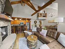 Westridge Chalet 4 Bedroom Townhouse by RedAwning