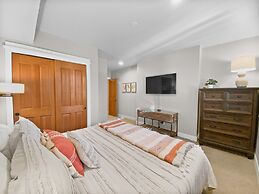 Westridge Chalet 4 Bedroom Townhouse by RedAwning