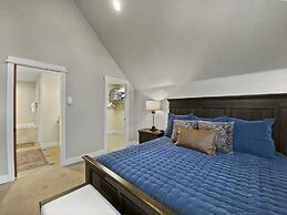 Westridge Chalet 4 Bedroom Townhouse by RedAwning