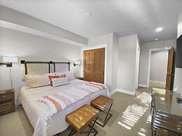 Westridge Chalet 4 Bedroom Townhouse by RedAwning