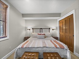 Westridge Chalet 4 Bedroom Townhouse by RedAwning