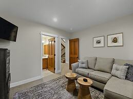 Westridge Chalet 4 Bedroom Townhouse by RedAwning