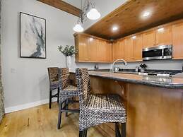 Westridge Chalet 4 Bedroom Townhouse by RedAwning