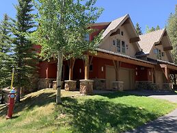 Westridge Chalet 4 Bedroom Townhouse by RedAwning