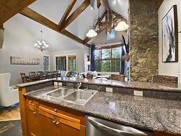 Westridge Chalet 4 Bedroom Townhouse by RedAwning