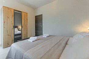 Modern Luxury 2-bedroom apt With Balcony & Patio