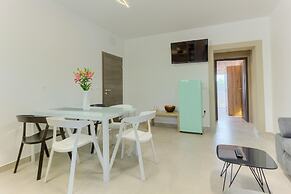 Modern Luxury 2-bedroom apt With Balcony & Patio