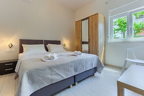 Modern Luxury 2-bedroom apt With Balcony & Patio