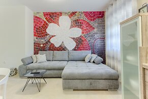 Modern Luxury 2-bedroom apt With Balcony & Patio