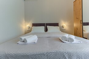 Modern Luxury 2-bedroom apt With Balcony & Patio