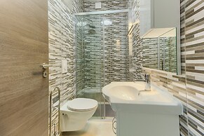 Modern Luxury 2-bedroom apt With Balcony & Patio