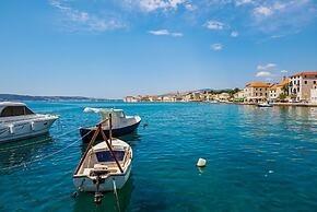 Modern Luxury 2-bedroom apt With Balcony & Patio