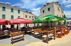 Modern Luxury 2-bedroom apt With Balcony & Patio