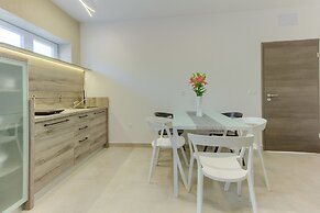 Modern Luxury 2-bedroom apt With Balcony & Patio