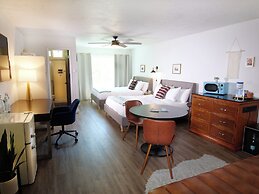 Sierra Blue Hotel & Swim Club